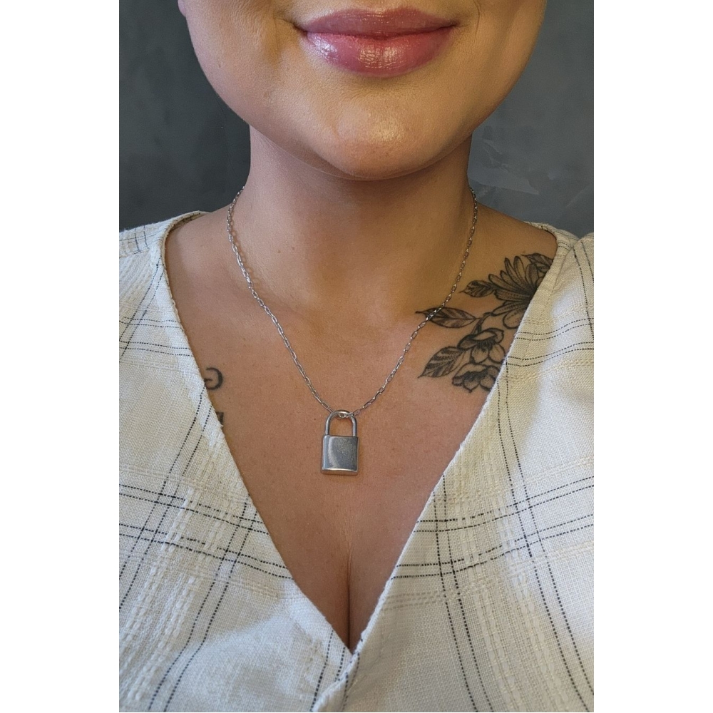 Colar Corrente Cartie com Pingente de Cadeado Banhado em Ródio Branco - Prateado