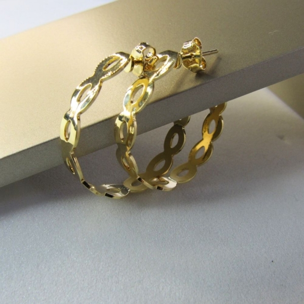 Brinco Argola Média com Vazados Ovais Banhado em Ouro 18k - Dourado