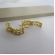 Brinco Argola Trabalhada Vazada com 4 Zircônias Banhado em Ouro 18k - Dourado