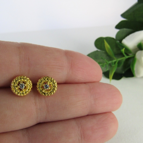 Brinco Círculo Pequeno Com Zircônia Central Banhado em Ouro 18k - Dourado
