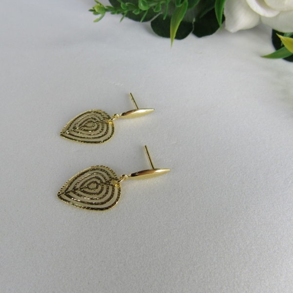 Brinco Médio Com Fio e Coração com Vários Vazados Banhado em Ouro 18k - Dourado