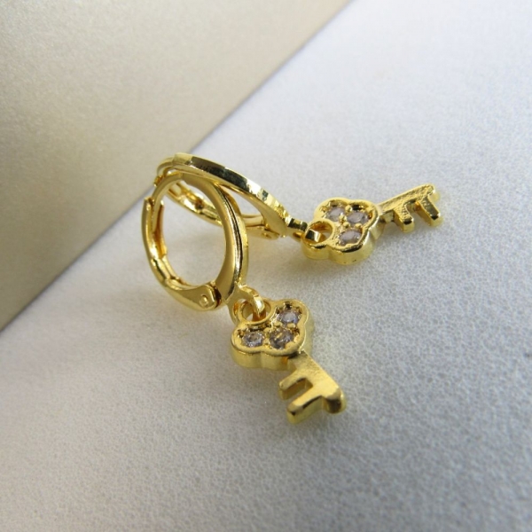 Brinco Argolinha com Chave Banhado em Ouro 18k - Dourado