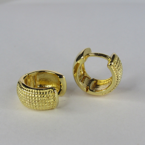 Brinco de Argolinha Grossa Trabalhada Banhado em Ouro 18k - Dourado