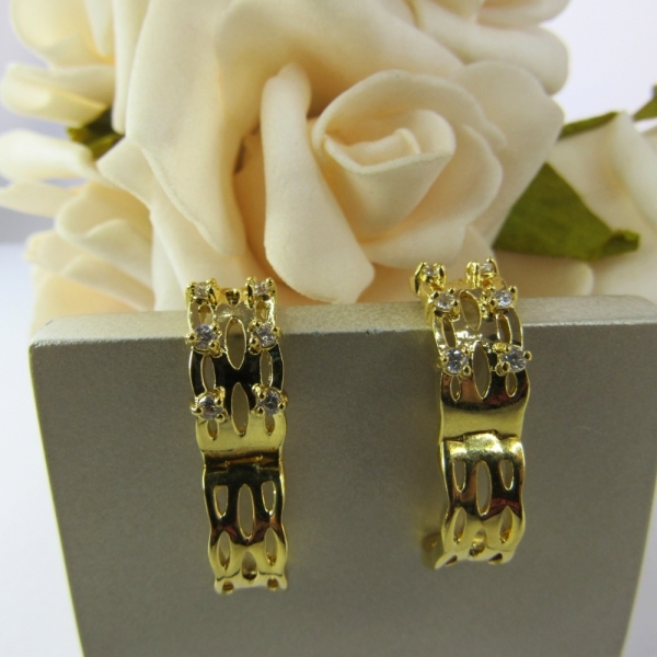 Brinco Argola Trabalhada Vazada com 4 Zircônias Banhado em Ouro 18k - Dourado