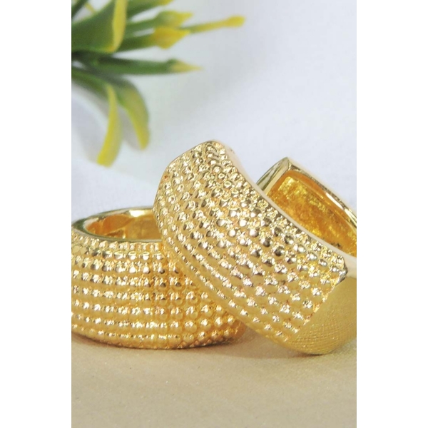 Brinco de Argolinha Grossa Trabalhada Banhado em Ouro 18k - Dourado