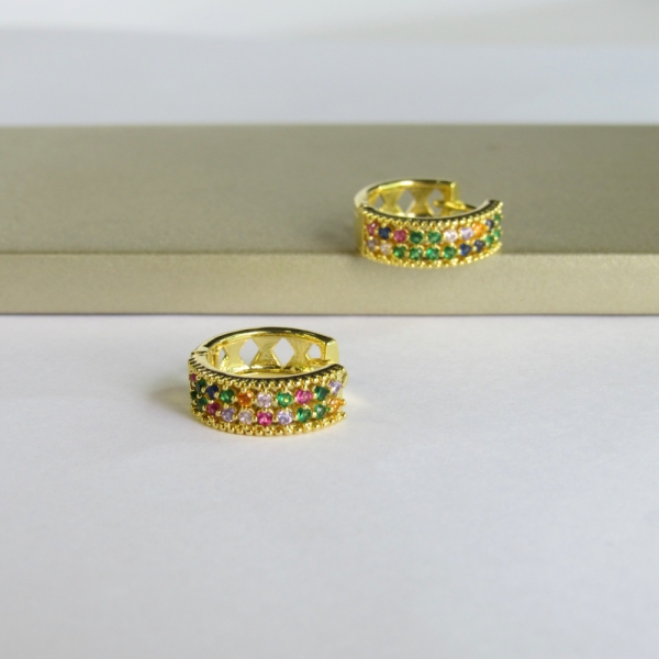 Brinco Argolinha Com Micro Zircônias Coloridas Banhado em Ouro 18k - Dourado