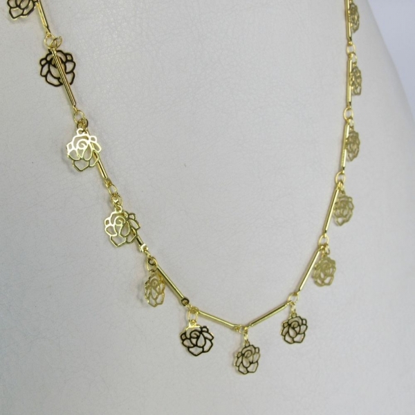 Colar com Corrente com Mini Flores Banhado em Ouro 18k - Dourado