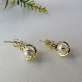 Brinco Pequeno com Perola e Trabalhado com Zircônia Banhado em Ouro 18k - Dourado