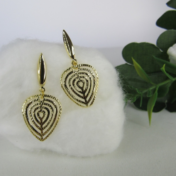 Brinco Médio Com Fio e Coração com Vários Vazados Banhado em Ouro 18k - Dourado