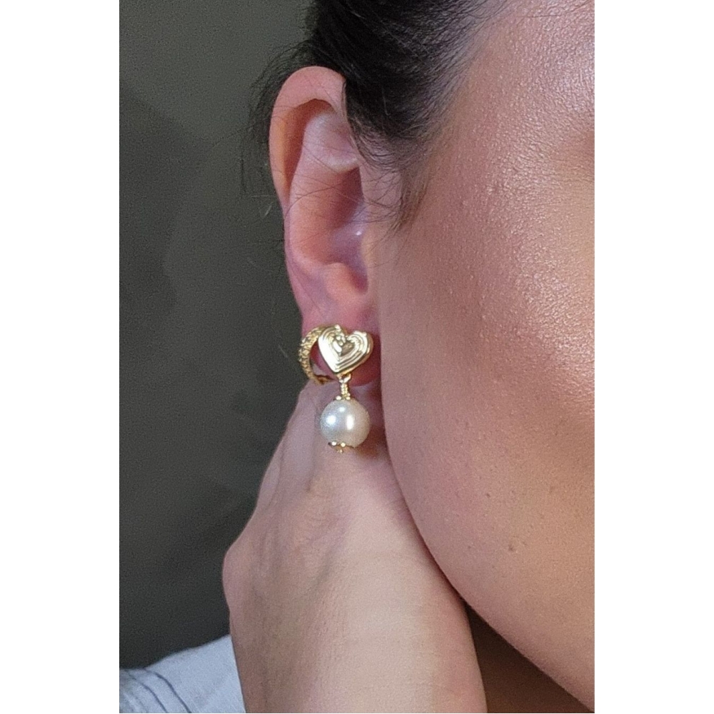 Brinco Médio com Coração Trabalhado e Pérola Banhado em Ouro 18k - Dourado
