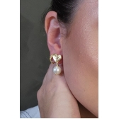 Brinco Médio com Coração Trabalhado e Pérola Banhado em Ouro 18k - Dourado