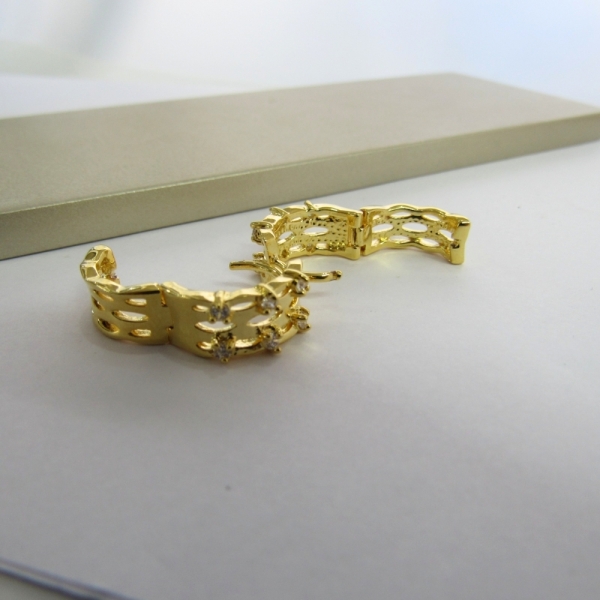 Brinco Argola Trabalhada Vazada com 4 Zircônias Banhado em Ouro 18k - Dourado