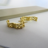 Brinco Argola Trabalhada Vazada com 4 Zircônias Banhado em Ouro 18k - Dourado