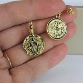 Brinco Pequeno Medalha São Bento Banhado em Ouro 18k - Dourado