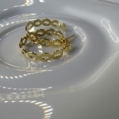 Brinco Argola Média com Vazados Ovais Banhado em Ouro 18k - Dourado
