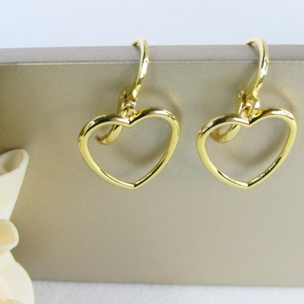 Brinco Argolinha com Coração Médio Vazado Banhado em Ouro 18k - Dourado