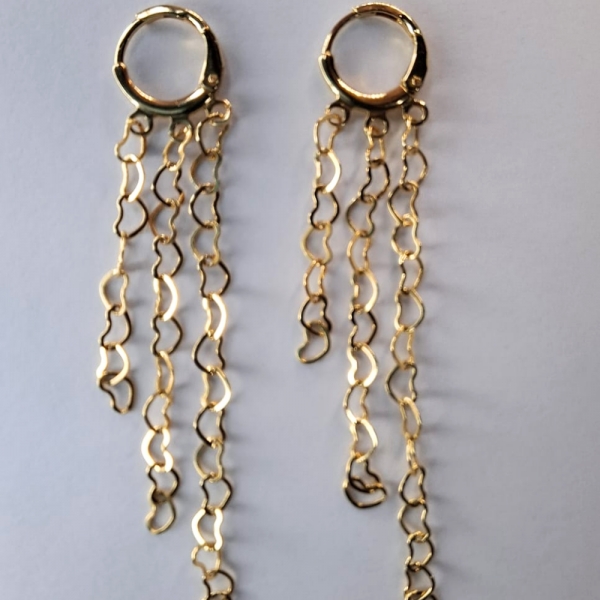 Brinco Argolinha com Corrente de Coração Banhado em Ouro 18k - Dourado