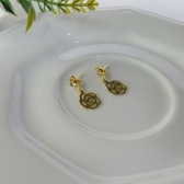 Brinco Pequeno de Flor Vazada com Zircônia Banhado em Ouro 18k - Dourado