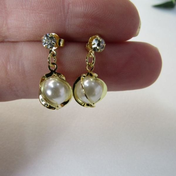 Brinco Pequeno com Perola e Trabalhado com Zircônia Banhado em Ouro 18k - Dourado