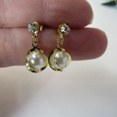 Brinco Pequeno com Perola e Trabalhado com Zircônia Banhado em Ouro 18k - Dourado