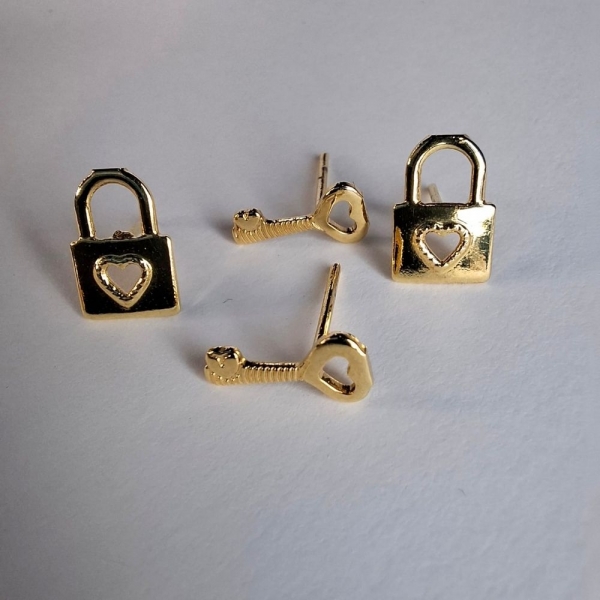 Brinco Duo Chave e Cadeado Banhado em Ouro 18k - Dourado