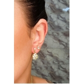 Brinco Pequeno de Flor Vazada com Zircônia Banhado em Ouro 18k - Dourado