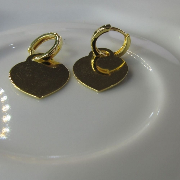 Brinco Argolinha com Chapa de Coração Banhado em Ouro 18k - Dourado