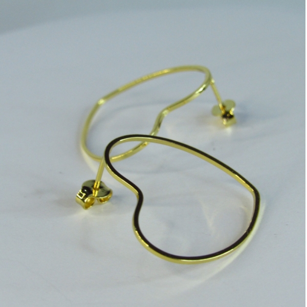 Brinco Médio com Coração Vazado Horizontal Banhado em Ouro 18k - Dourado