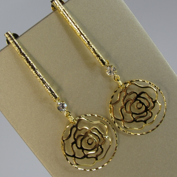 Brinco Médio De Fio Trabalhado e Flor Vazada Banhado em Ouro 18k - Dourado