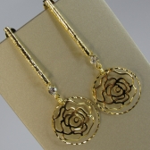 Brinco Médio De Fio Trabalhado e Flor Vazada Banhado em Ouro 18k - Dourado