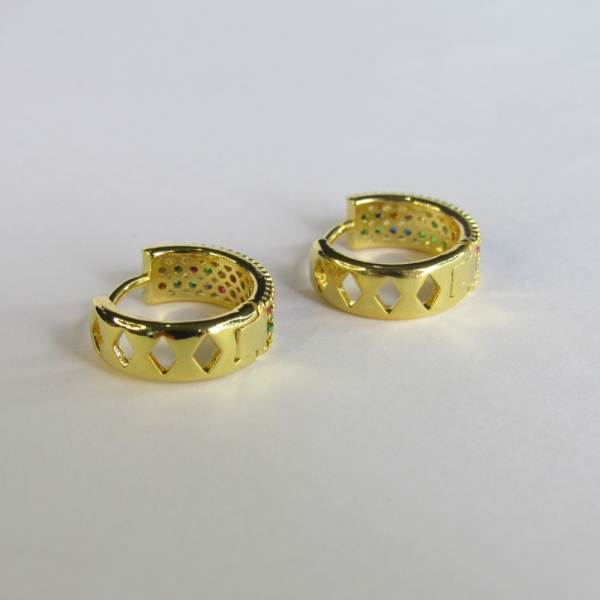 Brinco Argolinha Com Micro Zircônias Coloridas Banhado em Ouro 18k - Dourado