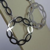 Brinco com fio e Círculo com Arcos Banhado em Ródio Branco - Branco