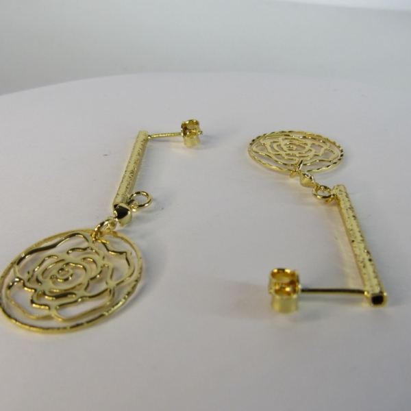 Brinco Médio De Fio Trabalhado e Flor Vazada Banhado em Ouro 18k - Dourado