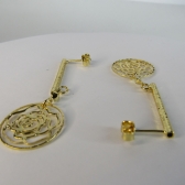 Brinco Médio De Fio Trabalhado e Flor Vazada Banhado em Ouro 18k - Dourado