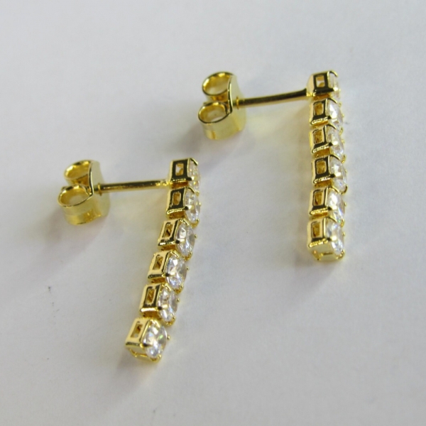 Brinco Pequeno Fio Com Cinco Zircônia Banhado em Ouro 18k - Dourado