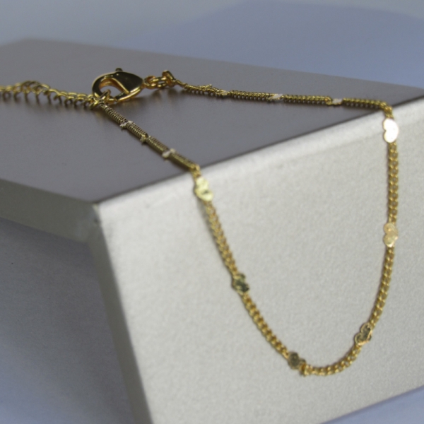 Tornozeleira com Micro Corações na Corrente Banhado em Ouro 18k - Dourado