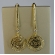 Brinco Médio De Fio Trabalhado e Flor Vazada Banhado em Ouro 18k - Dourado