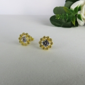 Brinco Formato Flor com Mini Zircônias Banhado em Ouro 18k - Dourado