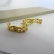 Brinco Argola Trabalhada Vazada com 4 Zircônias Banhado em Ouro 18k - Dourado