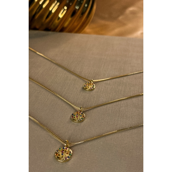 Colar Com Pingente Pequeno Em Circulo Com Árvore Da Vida Com Zircônias Coloridas Banhado em Ouro 18k - Dourado