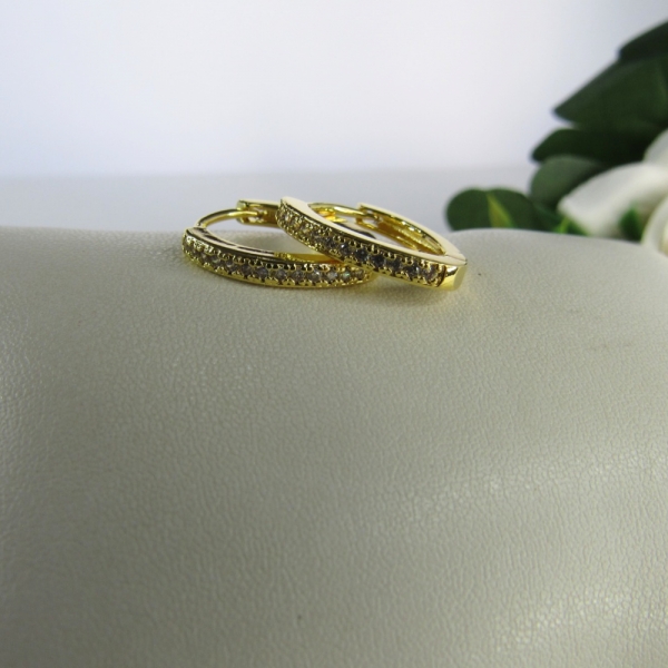 Brinco Triangular Médio com Zircônia Banhado em Ouro 18k - Dourado