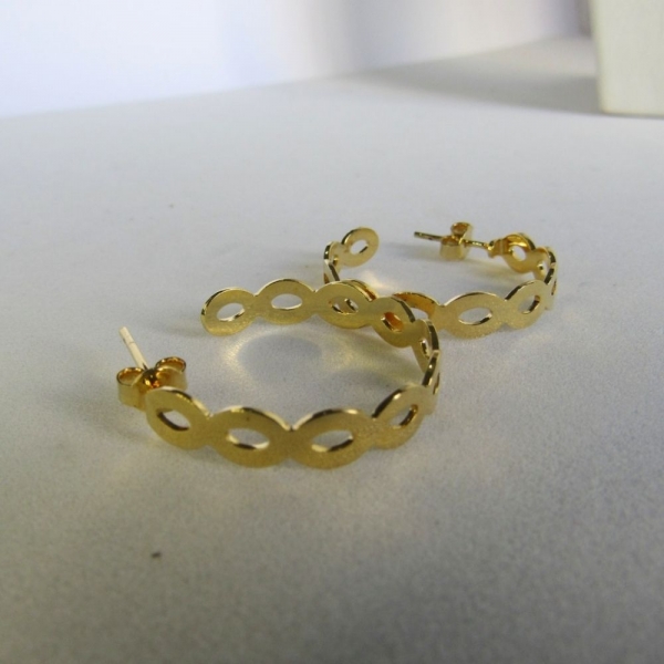 Brinco Argola Média com Vazados Ovais Banhado em Ouro 18k - Dourado