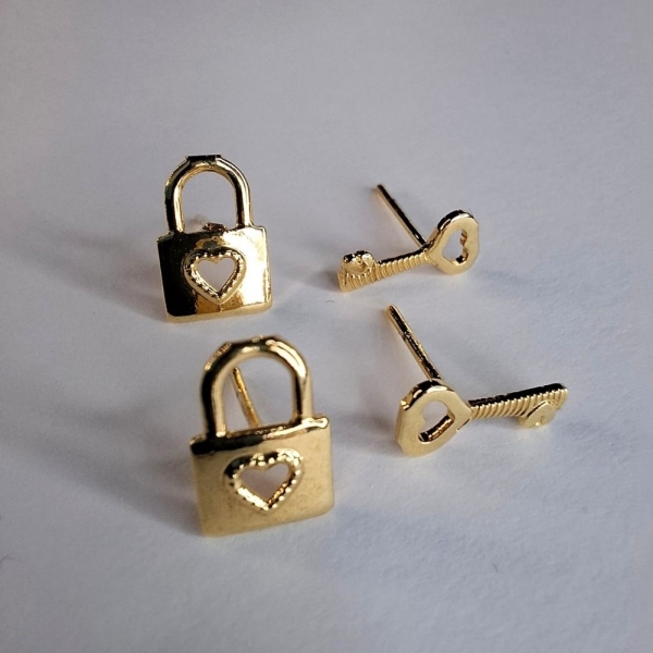 Brinco Duo Chave e Cadeado Banhado em Ouro 18k - Dourado