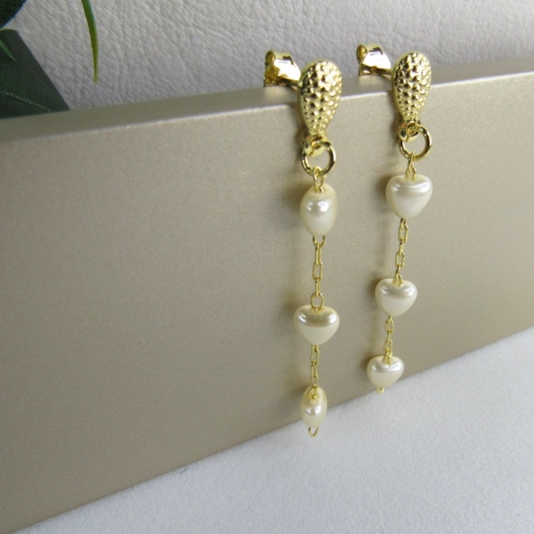 Brinco Com Três Pérolas Em Formato De Coração Banhado em Ouro 18k - Dourado