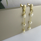 Brinco Com Três Pérolas Em Formato De Coração Banhado em Ouro 18k - Dourado