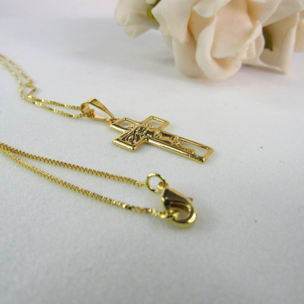 Colar com Pingente de Cruz e Face de Jesus Banhado em Ouro 18k - Dourado