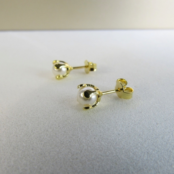 Brinco Pequeno de Pérola Trabalhado Banhado em Ouro 18k - Dourado
