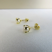 Brinco Pequeno de Pérola Trabalhado Banhado em Ouro 18k - Dourado