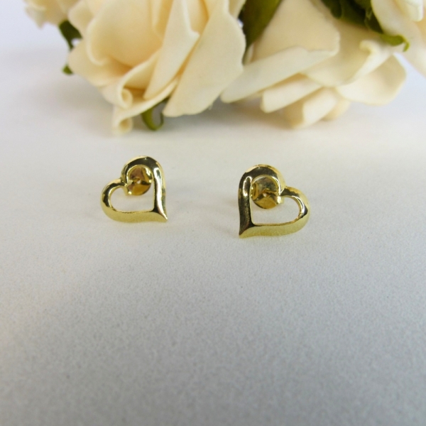 Brinco Pequeno de Coração Vazado Banhado em Ouro 18k - Dourado