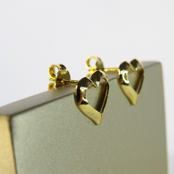 Brinco Pequeno de Coração Vazado Banhado em Ouro 18k - Dourado